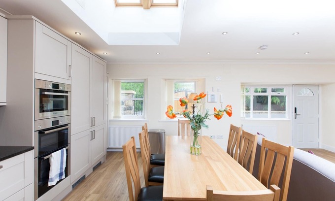 Duddingston House | Historic 4-Bedroom Cottage with Private Parking & Pet-Friendly