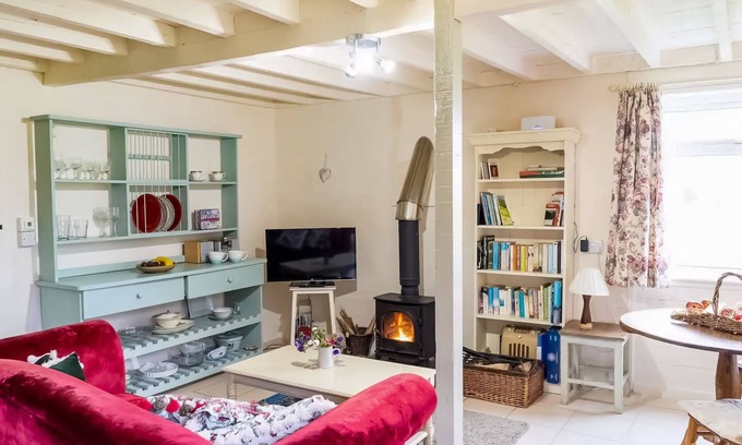 Wedmore Cottage | Romantic Escape at Ian's Cottage, Wedmore with Breakfast