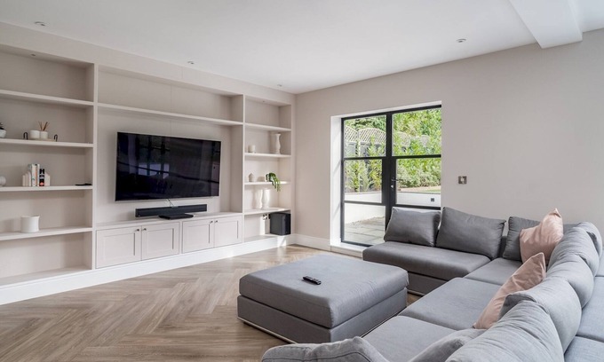 Cassiobury House | Guest Rated 10/10 | Pass the Keys 4 Bedroom Home & Garden