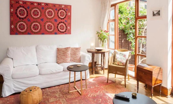 Earlsfield House | Discover Mediterranean Garden Home - 4-Star Gem with Great Reviews