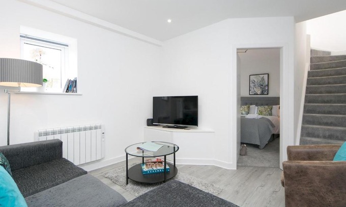Bryngwran Apartment | Modern 2-Bed Apartment in Rhosneigr: Family & Pet Friendly
