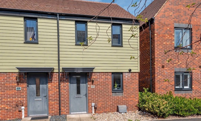 Telford House | Pass the Keys | Modern, Bright Home | Bunk Beds | Garden+Parking