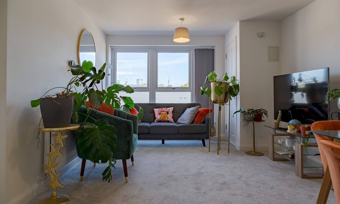Bordesley Apartment | Modern 2-Bed Pad with Free Parking in Central Location