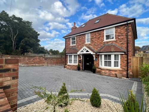 New Romney House | Experience New Ivy Cottage: Beach Access & Golf Nearby