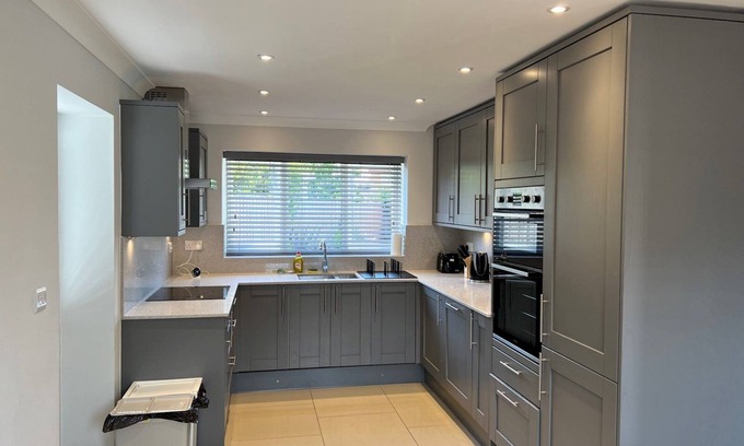 Charvil House | Modern Retreat Steps from Twyford Centre with Family Amenities