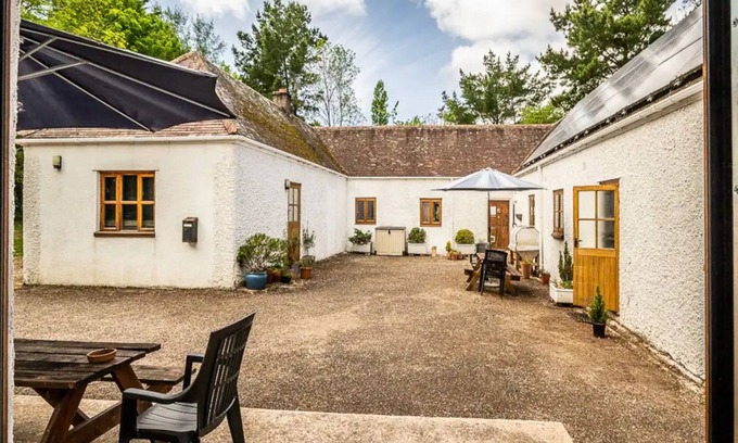 Farringdon House | Relaxing 2-Bedroom Holiday Home with Family-Friendly Amenities