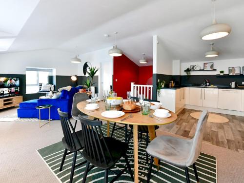 Newport House | Perfectly Located Stylish 2-Bed Home with Parking & Kids' Perks