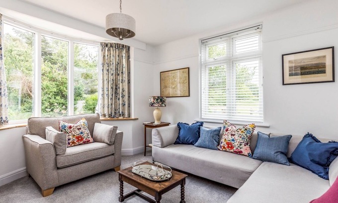 Birdham House | Guest Rated 10/10 | Inviting Three Bedroom Home by the Beach