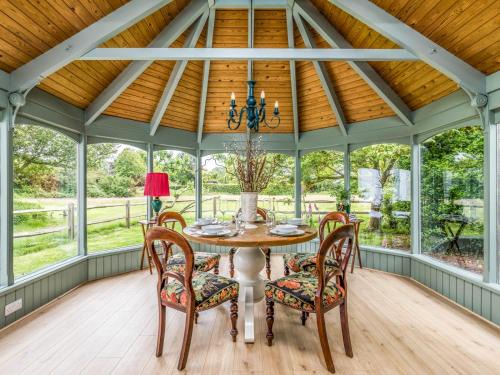 Birdham House | Cozy Three Bedroom Home Steps from the Beach, Pet Friendly