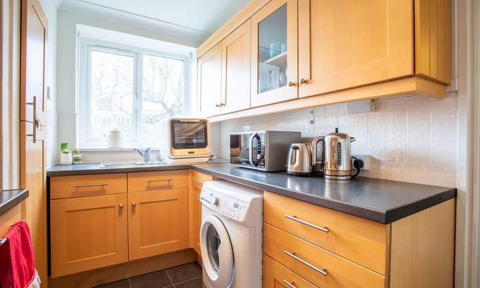 Putney Apartment | Idyllic Stay at Pass the Keys | Putney's Hidden Gem