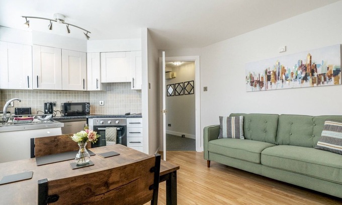 Queens Quarter Apartment | Explore Queens Uni Cafes and Bars Near City Centre