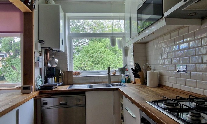 Forest Hill Apartment | Tranquil Flat near Honor Oak Park with Family-Friendly Amenities