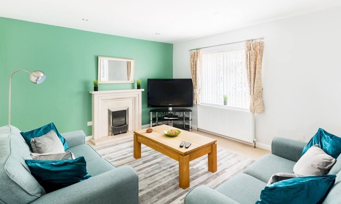 Leamington Spa House | Convenient 2-Bed Retreat with Parking in Leamington Spa