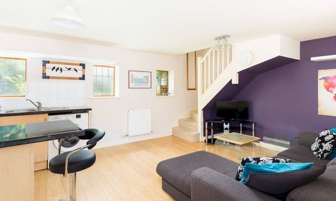 Leamington Spa House | Cozy 1 Bed Coach House with Kitchen & Breakfast Included