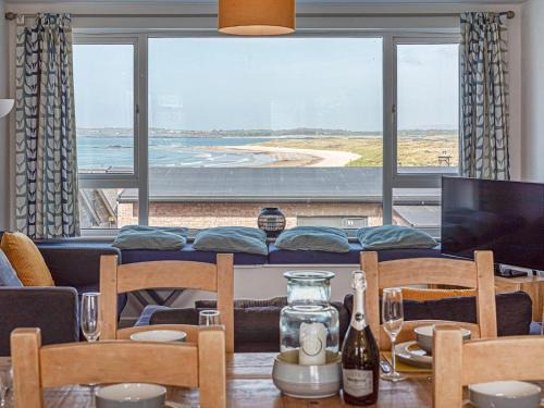 Rhosneigr Apartment | Cozy Sea View Apartment in Heart of Rhosneigr