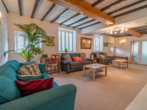 Giltbrook House | Cozy 6 Guest Cottage with Child-Friendly Amenities