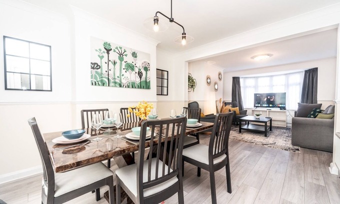 Barnehurst House | Pass the Keys | 4-Bed House with Free Parking & Breakfast