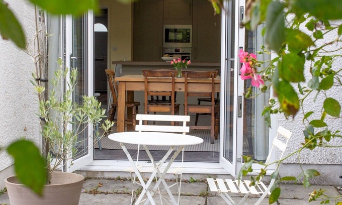 Pentrefelin House | Family-Friendly Retreat Near Llandeilo with Great Amenities