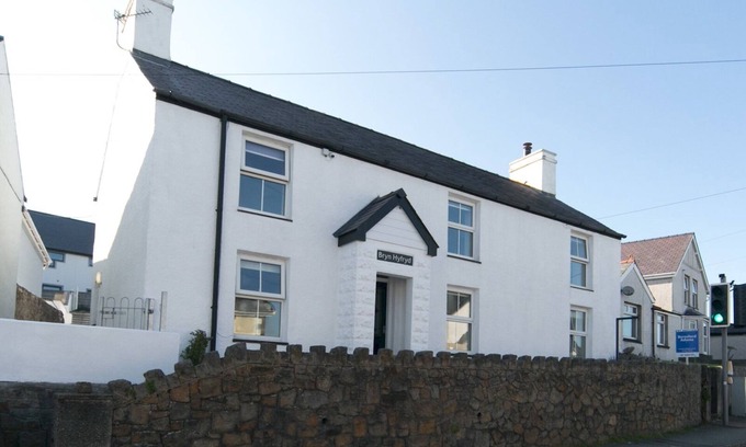 Benllech House | Discover Pass the Keys: Cozy Cottage in Central Benllech