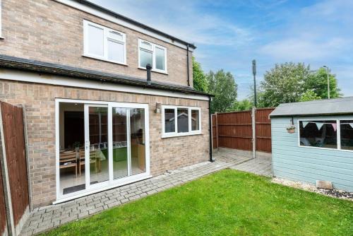 Burnt Oak House | Convenient 3-Bedroom Home, Just 25 Mins to Central London