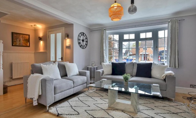 Old Windsor House | Spacious 4-Bed Haven by the River Thames in Old Windsor