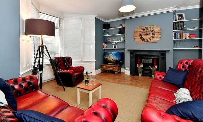 Adamsdown Apartment | Ideal 3 Bedroom Apartment Near City Centre with Breakfast