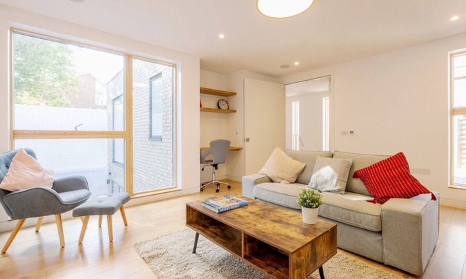 Streatham Hill House | Cozy Tulse Hill Condo with Kitchen and Family Amenities
