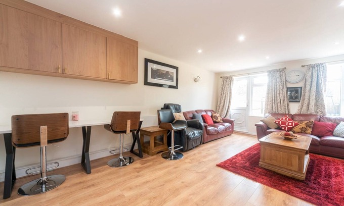 Thamesmead House | Cozy Family Retreat Near London Abbey Wood with Breakfast