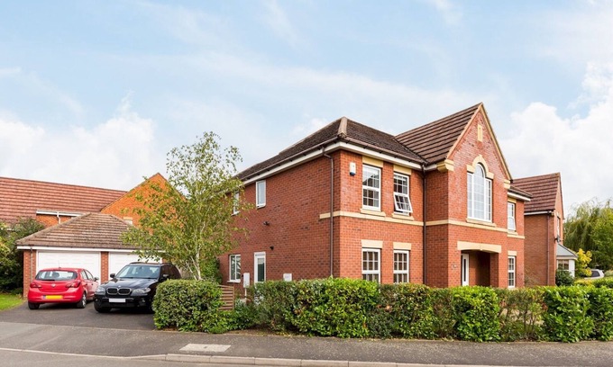 Leamington Spa House | Pass the Keys | Spacious 4Bed Warwick Family Home, with Parking