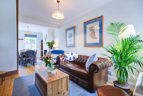 Leigh-on-Sea House | Discover Pass the Keys Cottage in Old Leigh - Pet Friendly Stay