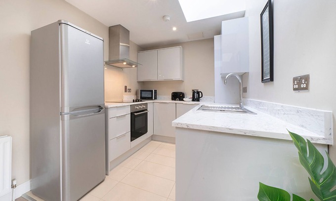 Ormeau Apartment | Explore Pass the Keys | 2BR Apt with Top Amenities