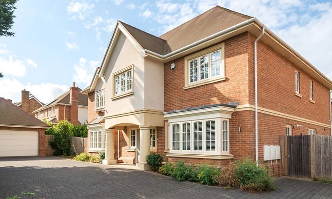 Fetcham House | Pass The Keys Stunning 5 Bedroom Spacious Home