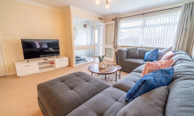 Nottingham House | Inviting 3-Bedroom Home with Free Parking & Family-Friendly Amenities