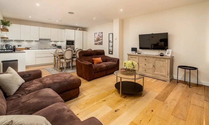 St Albans Apartment | Stylish St Albans Flat with Free Parking & Family-Friendly Amenities