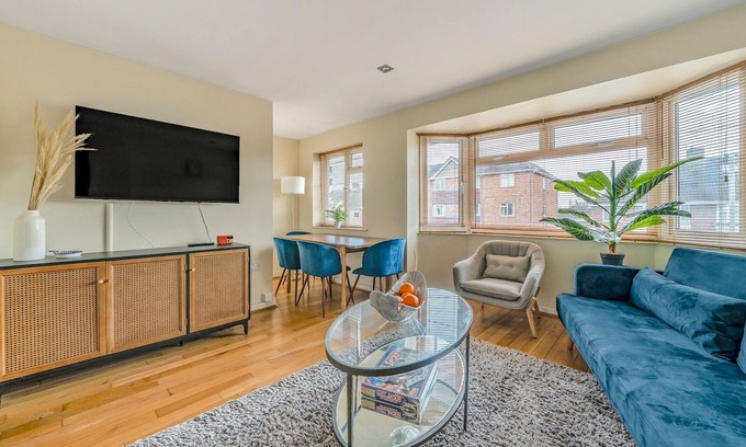 Headington Apartment | Explore Oxford: Stylish 2BR Apartment with Parking
