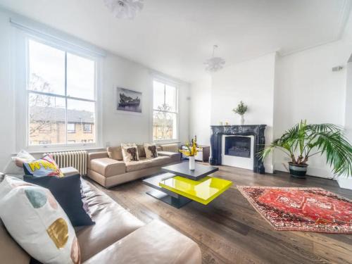 Harrow Road Apartment | Stylish 3-Bed Duplex Apartment Steps from Notting Hill
