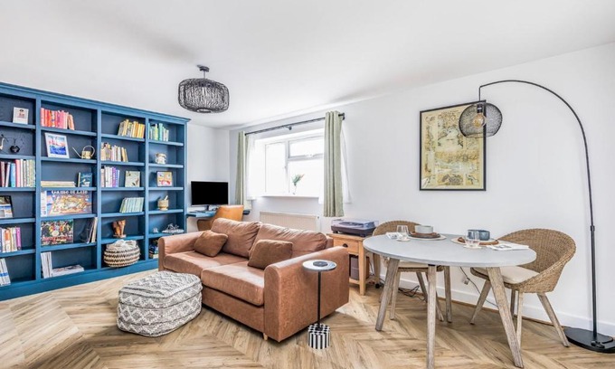 East Wittering Apartment | Stylish Flat Steps from the Beach - Family Friendly Stay