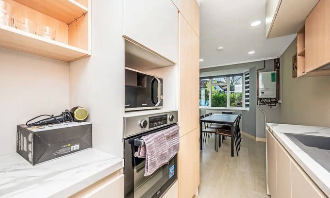 Larkhall House | Elegant Home with Garden, Just Minutes from Central London