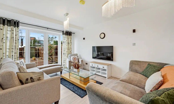 Wythenshawe House | Convenient 3-Bed Retreat Near the Airport with Breakfast