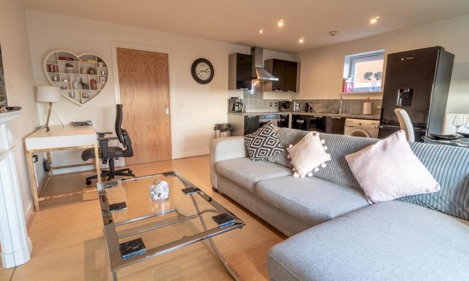 Nottingham Apartment | Stylish 2 Bedroom Apartment with Child-Friendly Amenities