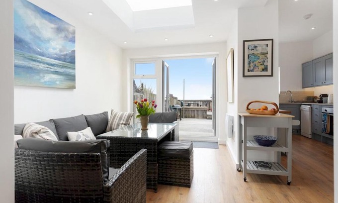 Borth House | Discover The Green Dolphin: A Beach House Retreat