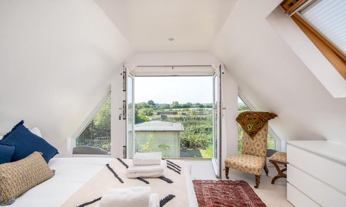 Hartwell House | Relax at The Sculptors Cottage: Family & Pet Friendly Retreat