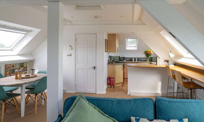 Avening Apartment | Cozy Retreat in Avening with Kitchen and Breakfast Included
