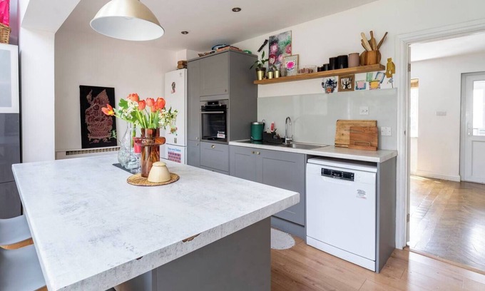 Worcester Park House | Discover Urban Serenity: Family-Friendly Getaway Near City