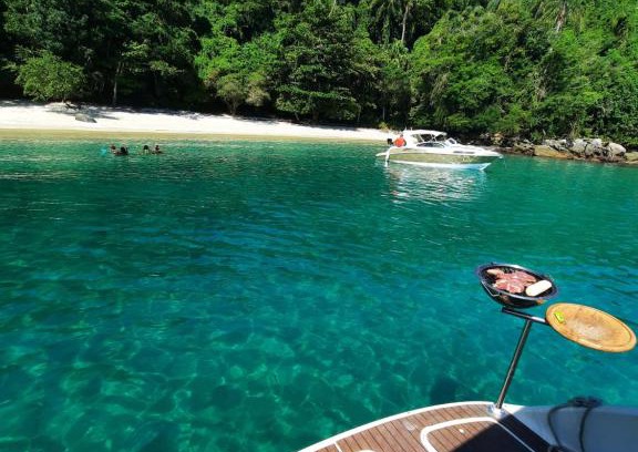 Verolme Boat Rental | Escape to Angra dos Reis: Oceanfront Adventures Await!