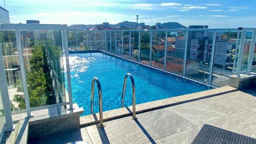 Ingleses Sul Apartment | Bright Beachside Apartment with Pool and Pet-Friendly Options