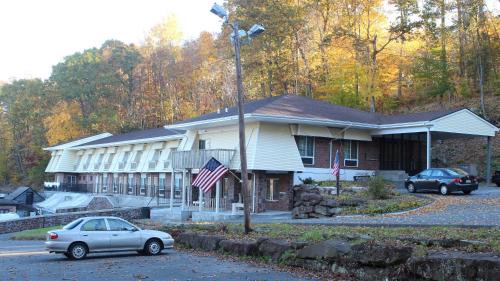 Middletown Hotel | Pet-Friendly Passport Inn and Suites with Hot Tub Access