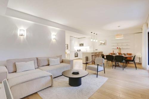 16th Arrondissement Apartment | Urban Retreat with Private Garden in the Heart of 16th