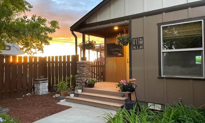 Terrebonne House | Picturesque Retreat with Mountain Views & Family-Friendly Perks