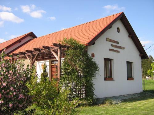 Bozsok Apartment | Pet-Friendly Patakparti Apartman with Breakfast & Kitchen